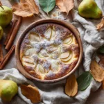 Clafoutis aux poires fait maison vu de dessus dans un plat en céramique rustique