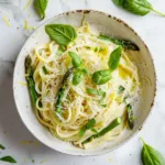 Linguine aux asperges vertes et citron vue de dessus dans un bol blanc