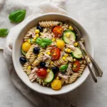 Salade de pâtes au thon légère avec tomates cerises, maïs et basilic frais, vue de dessus